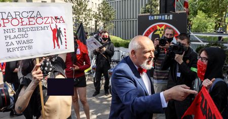 Janusz Korwin-Mikke wpadł na demonstrację anarchistów. "O mało nie zostałem pobity"