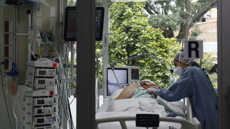 epa09274291 Health employees treat a patient in the intensive care unit for patients with covid-19 at the CES Clinic, in Medellin, Colombia, 15 June 2021. Colombia is experiencing a critical situation due to the prolonged third wave of the covid-19 pandemic that worsens with records of deaths to the point that in a few days Colombia will reach 100,000 deaths with COVID-19.  EPA/Luis Eduardo Noriega A. Dostawca: PAP/EPA.