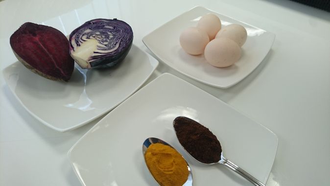 Do farbowania jaj możesz użyć np. kurkumy