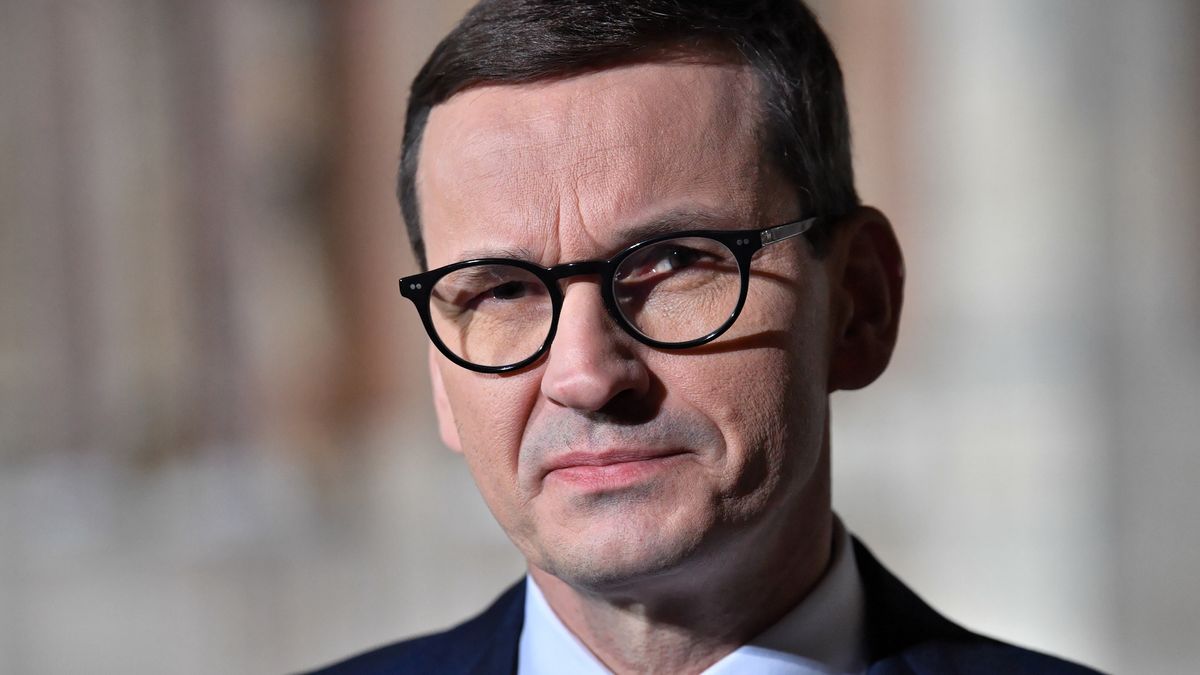  Wersal, Francja, 10.03.2022. Premier Mateusz Morawiecki podczas konferencji prasowej przed Pałacem Wersalskim, 10 bm. Szefowie państw i rządów UE spotkali się na szczycie w Wersalu, podczas którego będą dyskutowali o kolejnych sankcjach wobec Rosji za agresję przeciwko Ukrainie, w tym wobec banków i osób fizycznych. (jm) PAP/Radek Pietruszka