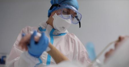 Wypadanie włosów i łysienie. Nowy skutek koronawirusa
