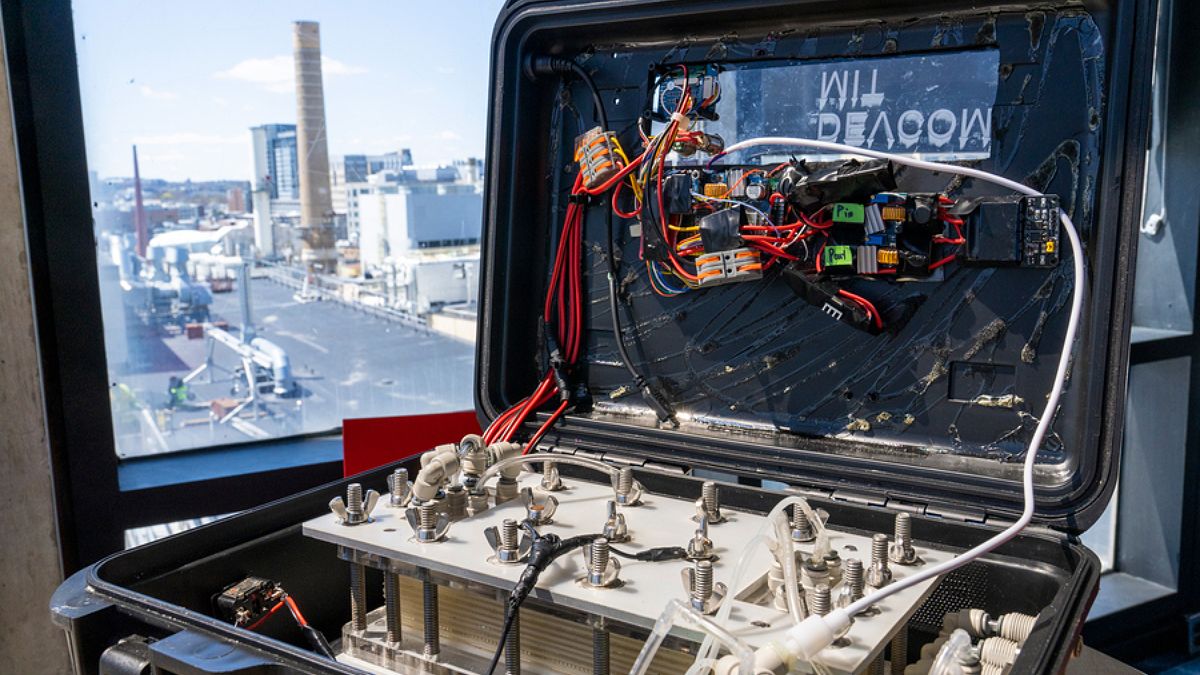 Walizka, która pozwala na odsalanie wody morskiej