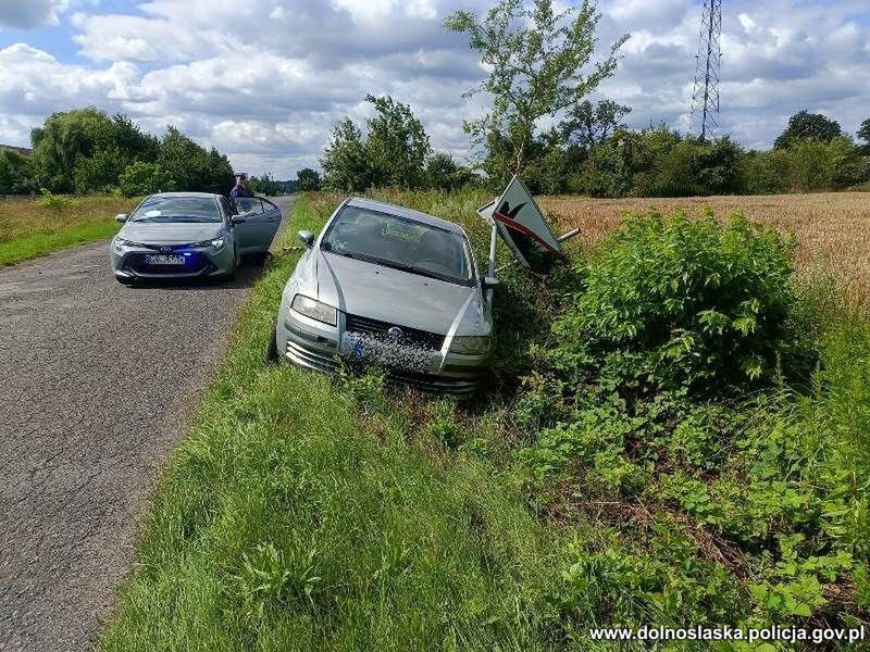 Próbował wyjechać z rowu. Popisał się na oczach policji
