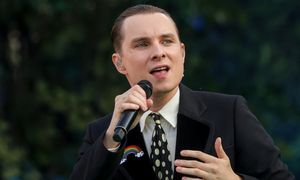 Ralph Kamiński zasnął w pociągu, a po przebudzeniu czekała na niego NIESPODZIANKA. Inny pasażer zostawił mu tajemniczy liścik! (FOTO)