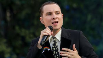 Ralph Kamiński zasnął w pociągu, a po przebudzeniu czekała na niego NIESPODZIANKA. Inny pasażer zostawił mu tajemniczy liścik! (FOTO)