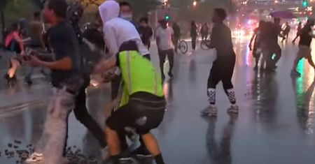Policjant dusił czarnoskórego mężczyznę. Po jego śmierci wybuchły zamieszki