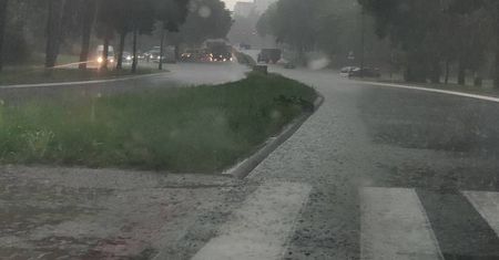 Gwałtowna ulewa nad Lublinem. Zalane ulice i armagedon na drogach