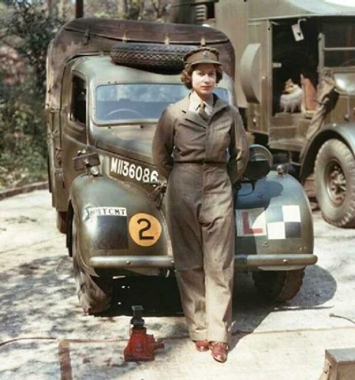 Królowa Elżbieta II jako mechanik podczas II wojny światowej (1939).