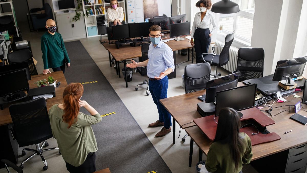 Jak długo SARS-CoV-2 utrzymuje się w wydychanym powietrzu? Niemal cały swój potencjał traci w 20 minut