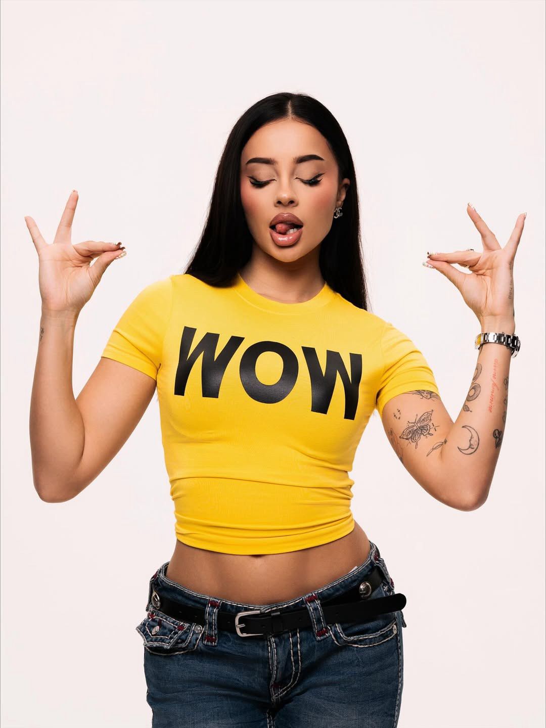 Fagata promuje merch WOW