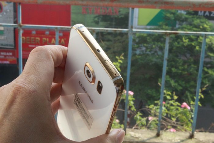 Możesz już kupić Galaxy S6 i S6 edge w obudowach z 24-karatowego złota 26