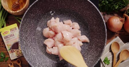 Pasta z pomysłem na... Kurczak z fasolką w sosie miodowo-cebulkowym