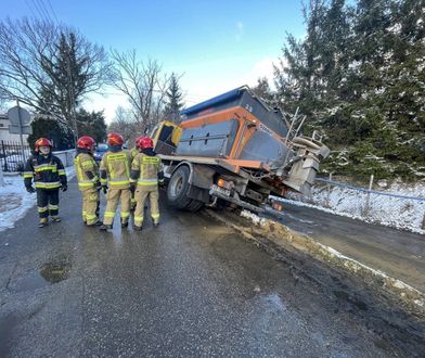 1,5 promila. Kierowca pługosolarki zjechał z drogi