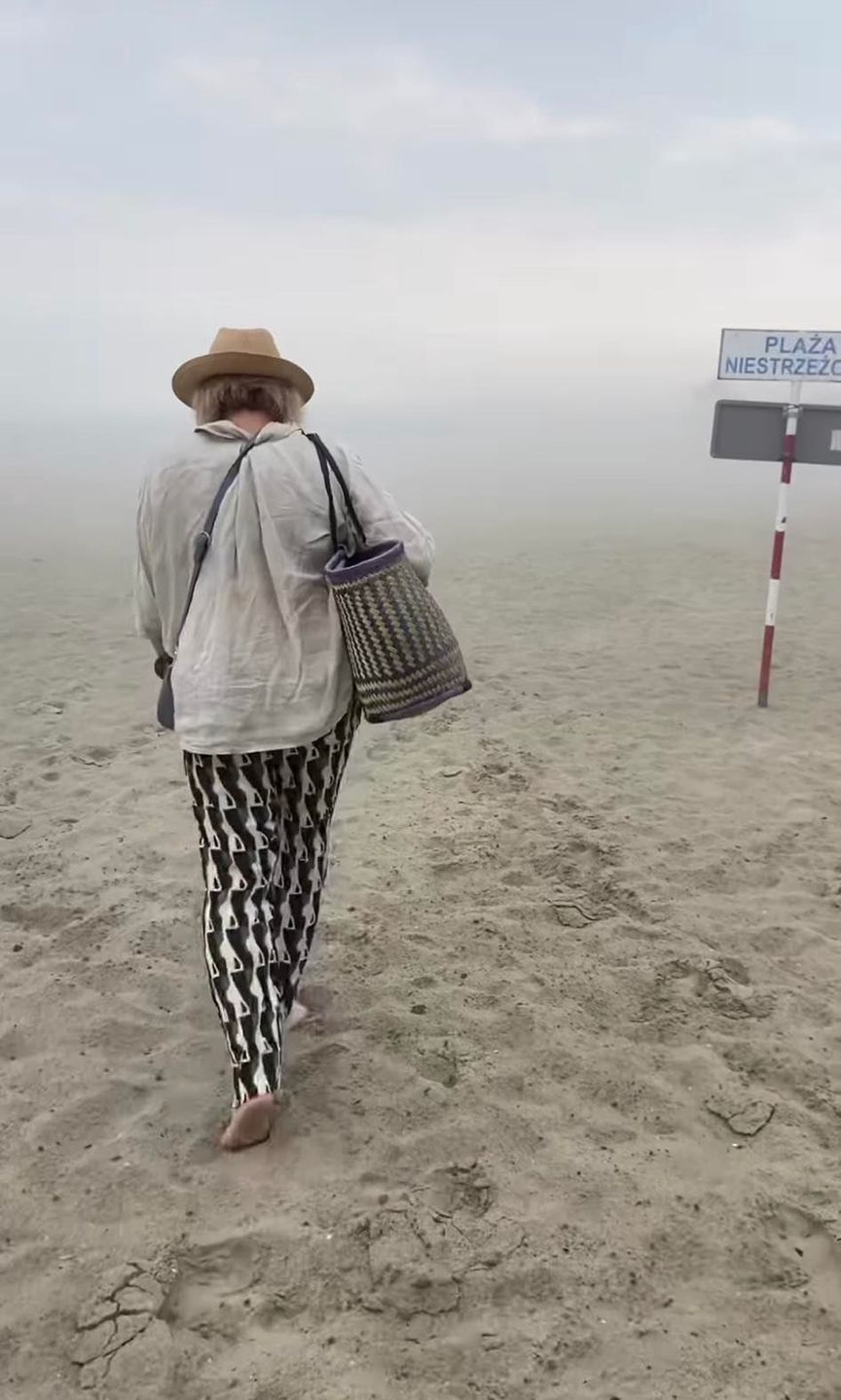 Małgorzata Ostrowska-Królikowska na plaży