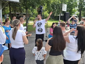 Nowator w Radomsku. Wspólne śpiewanie, tańce i warsztaty bębniarskie