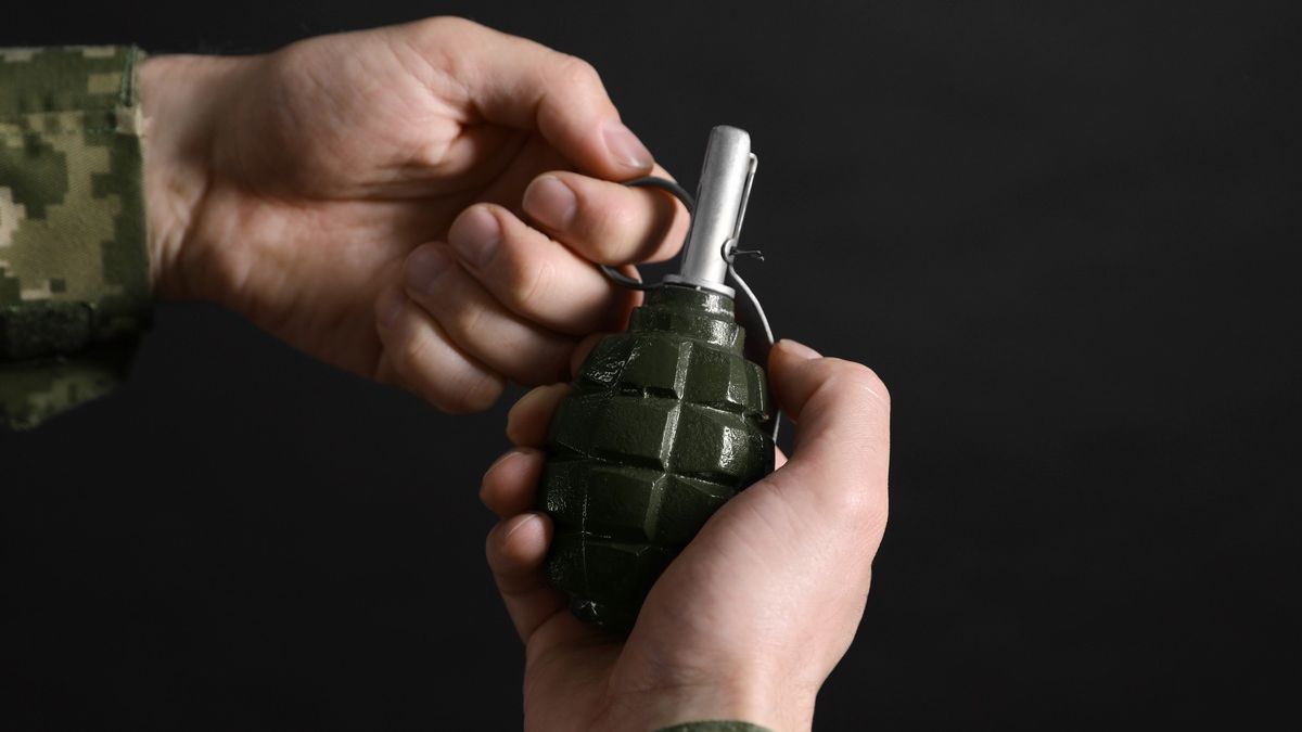 Granat w dłoni mężczyzny. 