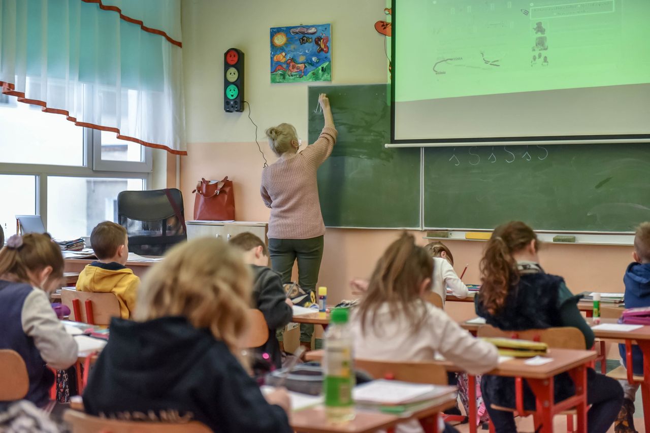 Nauczyciele masowo przejdą na emeryturę? "Wstrzymują się z decyzją"