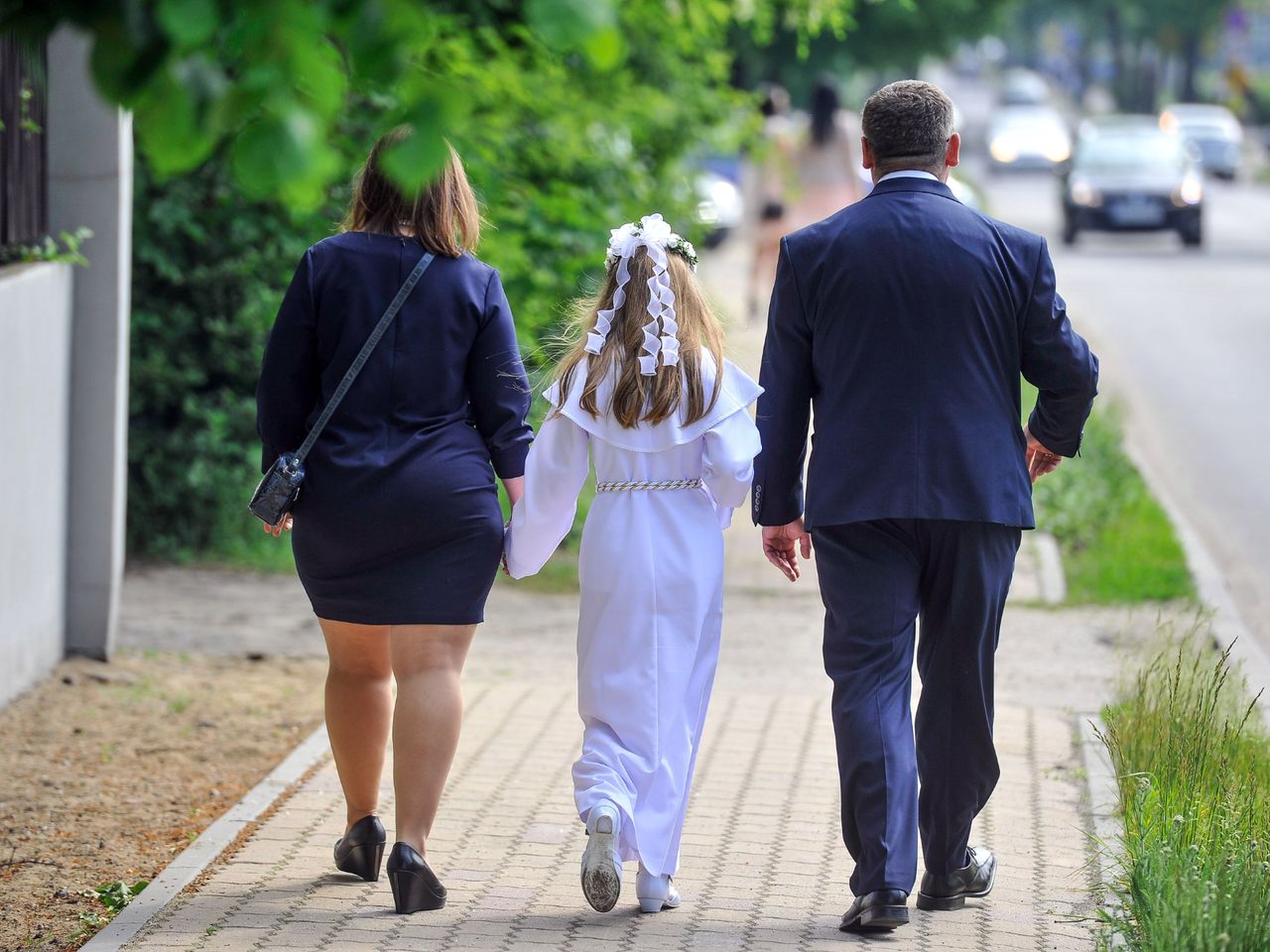 Wyprawia córce komunię. Ujawnia, ile kosztuje dziś "talerzyk"