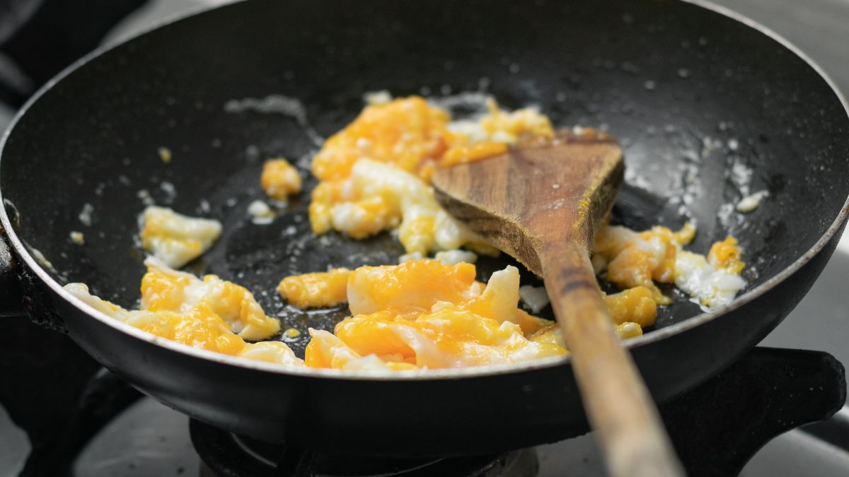 Jajecznicę można zrobić również bez dodatku tłuszczu