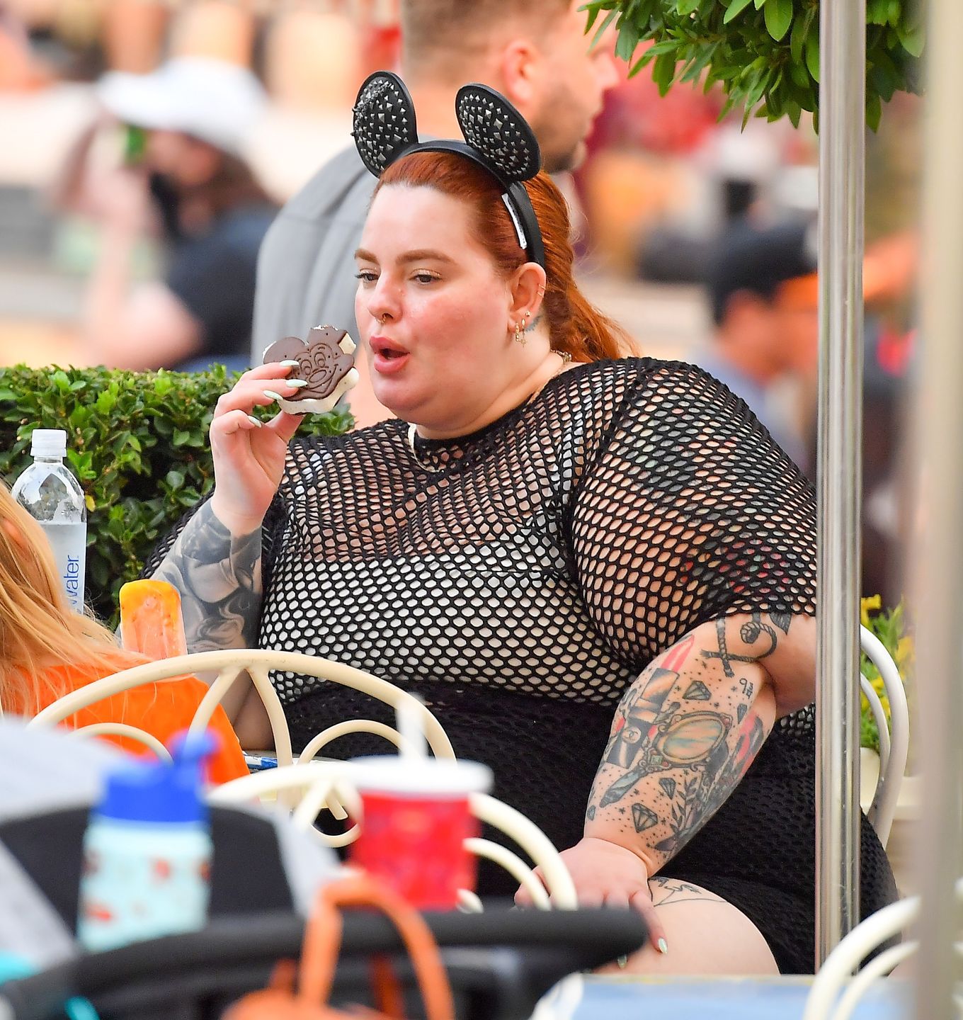Przebrana za Myszkę Miki Tess Holliday delektuje się lodami w Disneylandzie