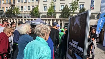 Gorlice: Wystawa "Śladami Bitwy Gorlickiej" na rynku, historia I wojny światowej w fotografii. Plenerowa wystawa odwiedzi też inne miasta