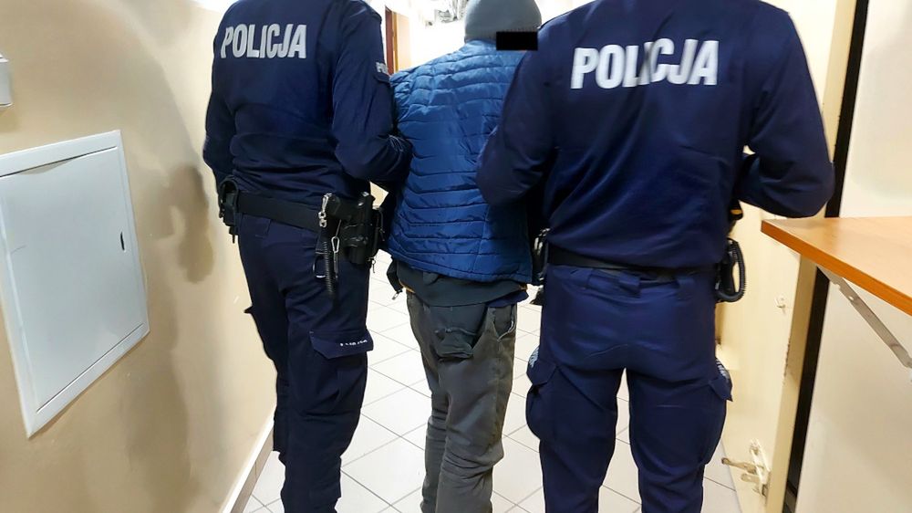 Kierowca był tak pijany, że usnął za kierownicą.