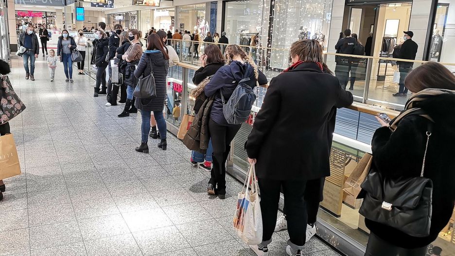 Galerie handlowe znowu otwarte28.11.20 KRAKOW  GALERIA KRAKOWSKA SERENADA BRONOWICE BLACK WEEK TLUM LUDZI NA ZAKUPACH    N/Z:   FOT. ANETA ZUREK / POLSKA PRESS  GAZETA KRAKOWSKAANETA ZUREK / POLSKA PRESS