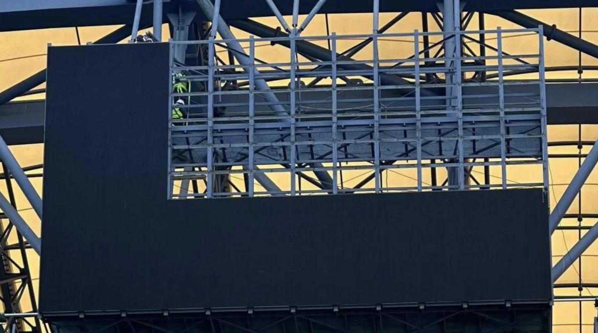 Nowe telebimy na ENEA Stadionie.