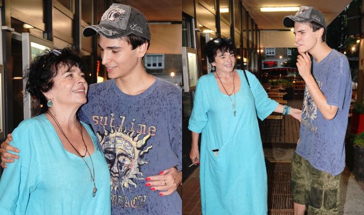 Katarzyna Grochola pozuje z wnukiem na pokazie filmu 