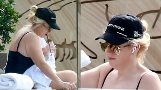 Rebel Wilson eksponuje ODCHUDZONĄ sylwetkę na hotelowym tarasie (ZDJĘCIA)