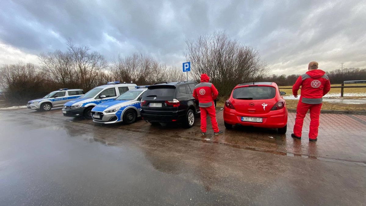 Makabryczne odkrycie w Ludźmierzu koło Nowego Targu. W bagażniku porzuconego samochodu znaleziono zwłoki mężczyzny z raną postrzałową głowy. 