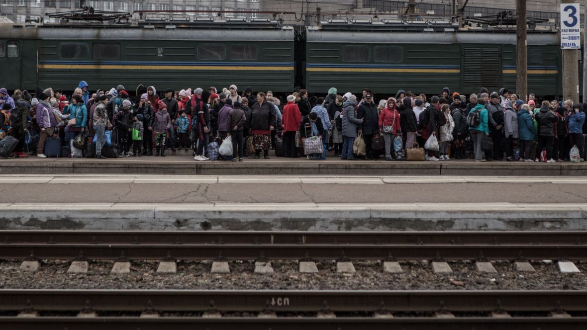 Uchodźcy są dla handlarzy łatwym łupem. Jadą do obcego kraju, nie znają jego realiów, nie znają języka, są w sytuacji kryzysu, potrzebują mieszkania, pieniędzy i pracy. (Zdjęcie ilustracyjne) 