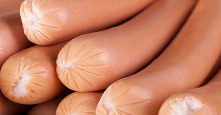 Mają fatalny skład. Takich parówek nie kupuj pod żadnym pozorem