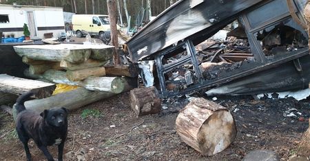 60-latkowie mieszkali w domku holenderskim. Gdy spłonął, syn uruchomił zbiórkę