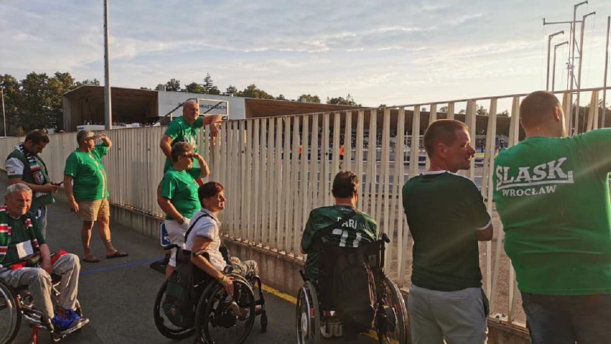 Niepełnosprawni fani musieli oglądać mecz zza płotu 