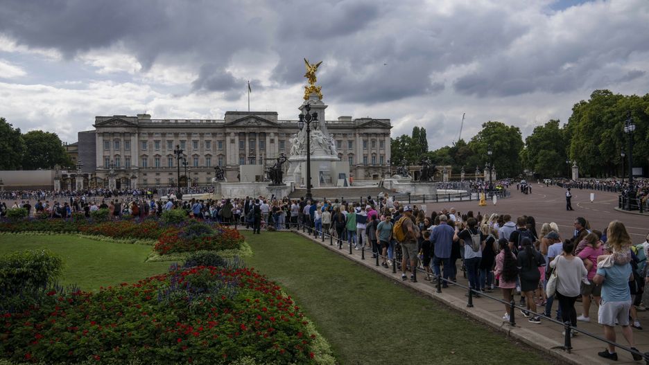 Kolejka żałobników przed Pałacem Buckingham