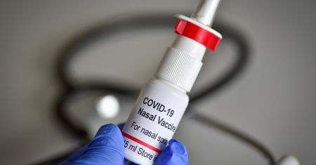 Wziewna szczepionka na koronawirusa? Dr Karauda o zaletach