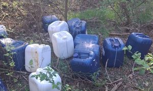 W środku było 600 litrów. Podejrzane beczki w lesie. Odkrycie służb