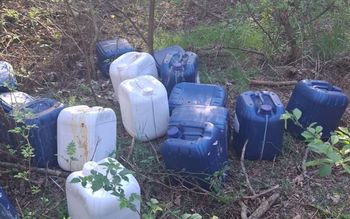 W środku było 600 litrów. Podejrzane beczki w lesie. Odkrycie służb