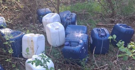 W środku było 600 litrów. Podejrzane beczki w lesie. Odkrycie służb