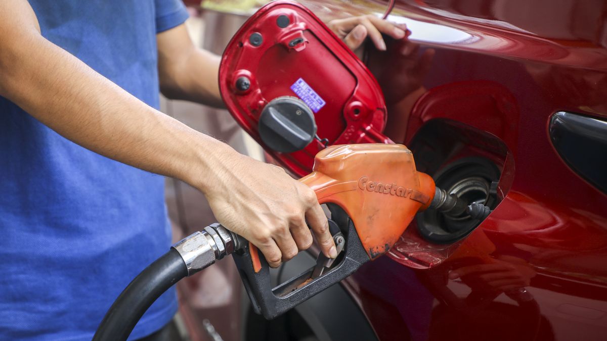 Fuel droplets fall from a nozzle at a gasoline station in Dhaka, Bangladesh on August 6, 2022. The government has increased fuel oil prices by 42.5% to 51.6%, highest in 20 years, dealing a big blow to people already overwhelmed by skyrocketing prices of essential goods amid record inflation. The Energy and Mineral Resources Division on Friday night hiked diesel and kerosene prices by Tk34 per litre to Tk114 and octane and petrol prices by Tk46 per litre to Tk135. The government announced the hike at a time when oil prices in the international market are on a downward trend. Brent crude price on Friday was $95.50/barrel. It had gone as high as $129/barrel several weeks back. (Photo by Kazi Salahuddin Razu/NurPhoto via Getty Images)