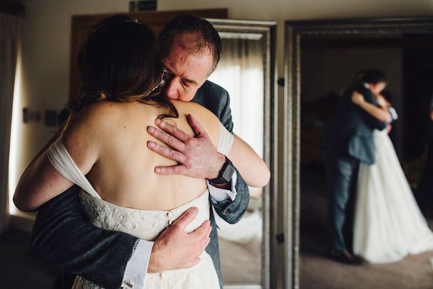 Zdjęcia ślubne pełne emocji. Tak ojcowie reagują na widok swoich córek 3