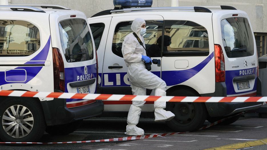 Atak no?ownika w Cannes
A scientific police member arrives near the the police station of Cannes, southern France, on November 8, 2021 where a policeman driving a vehicle was stabbed early on November 8 in front of the Cannes police station, by a man indicating to act "in the name of the prophet", AFP learned. (Photo by NICOLAS TUCAT / AFP)
NICOLAS TUCAT
