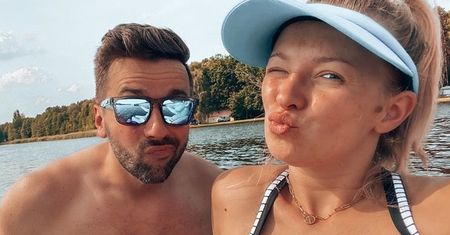 Mąż zaskoczonej Barbary Kurdej-Szatan całuje jej ciążowy brzuszek (FOTO)