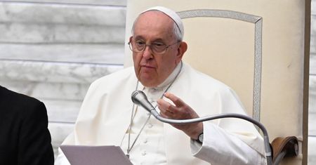 Biskup usunięty ze stanowiska. Przez krytykę papieża?