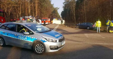 Korzeniste. Zderzenie busa z osobówką na DK 43