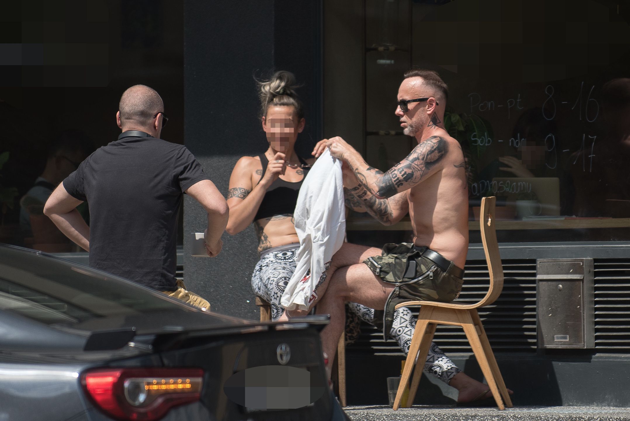 Nergal opala gołą klatę
