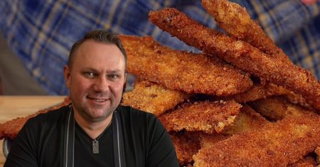 Biorę boczek i nacieram przyprawami. Przepis podpatrzyłem u Strzelczyka