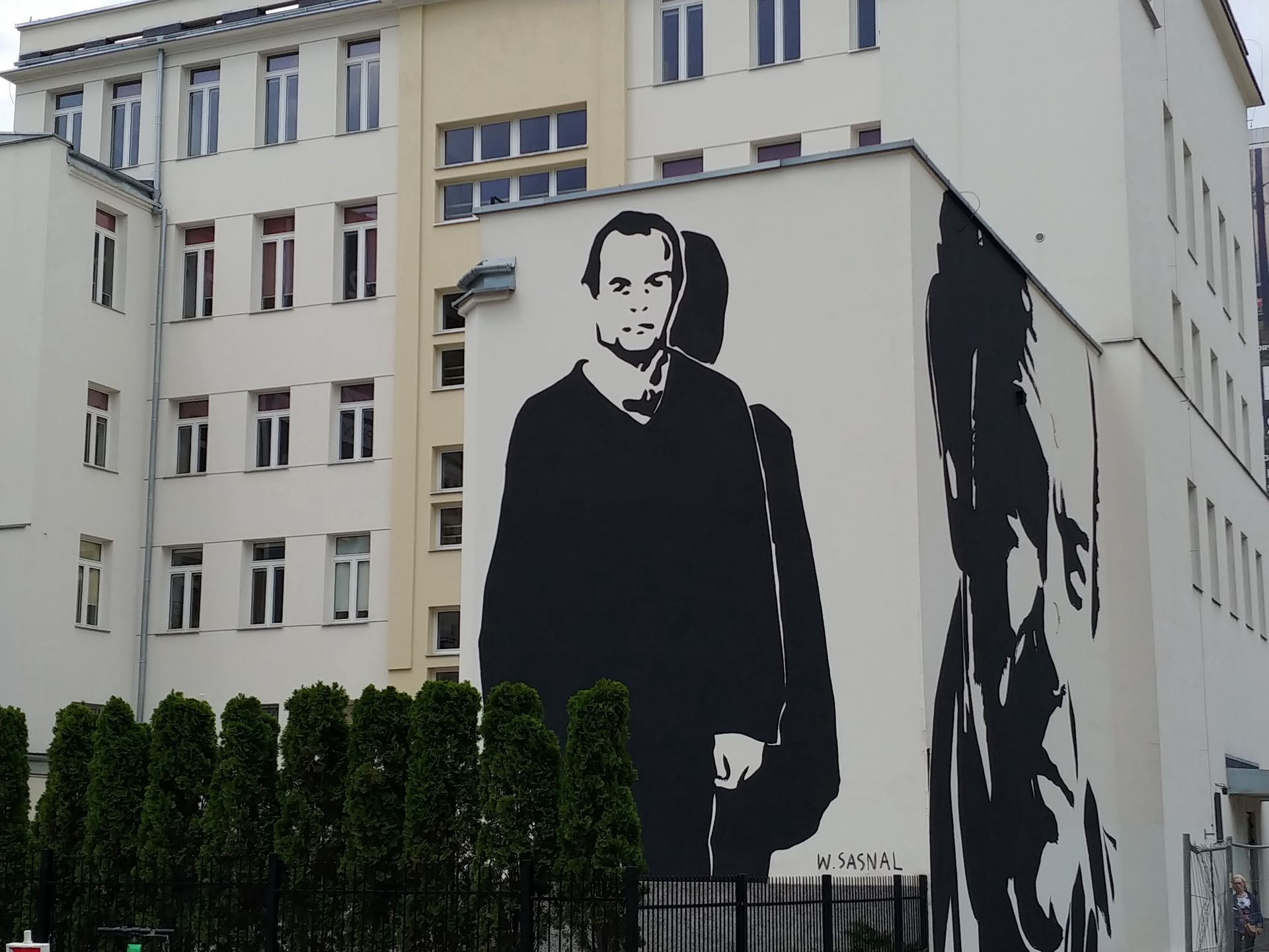 Warszawa. Mural z wizerunkiem Jacka Kuronia