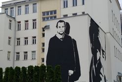 Warszawa. Powstał mural z wizerunkiem Jacka Kuronia